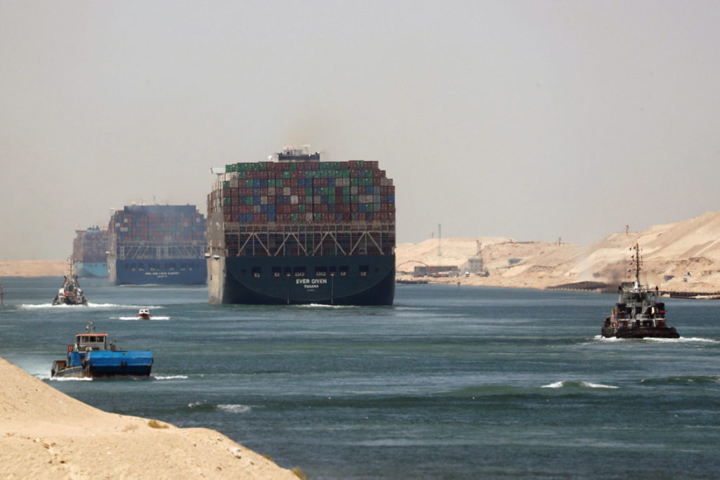 عبور أكبر سفينة حاويات في العالم من قناة السويس Suez خلال رحلتها الأولى