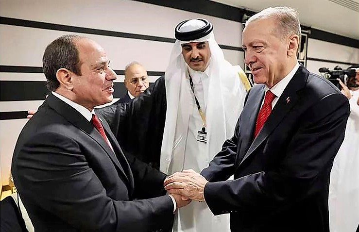 محللون مصريون يعلقون على المصافحة التاريخية بين الرئيس عبد الفتاح السيسي وأردوغان في مونديال قطر 2022