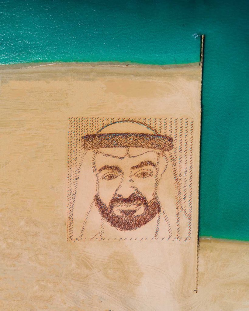 حديقة الأعلام تحتفي بقائد مسيرة الإمارات و4000 علم تُشكِّل صورة محمد بن زايد